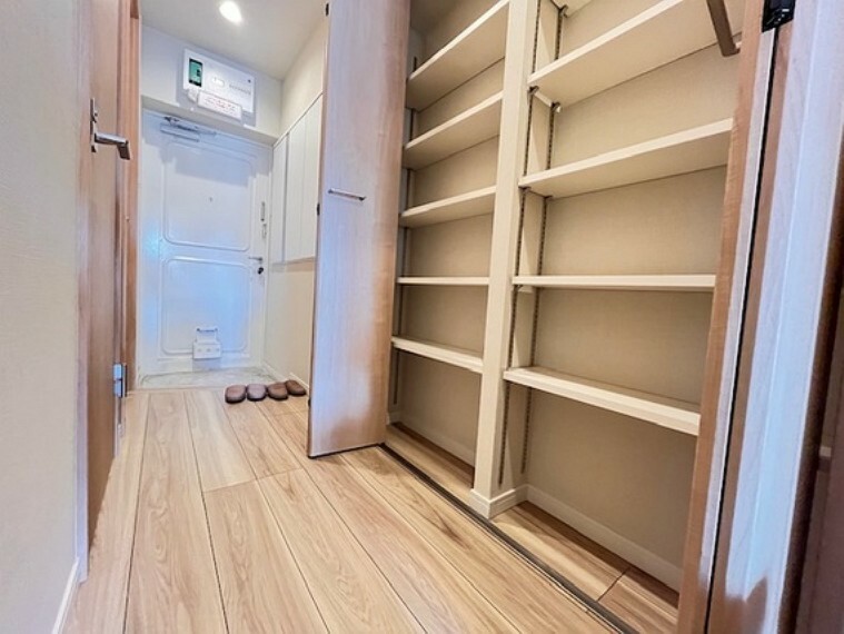 収納 清潔感のある空間を保てるよう、収納スペースを設けてますので、玄関をスッキリ綺麗な空間に纏めます。