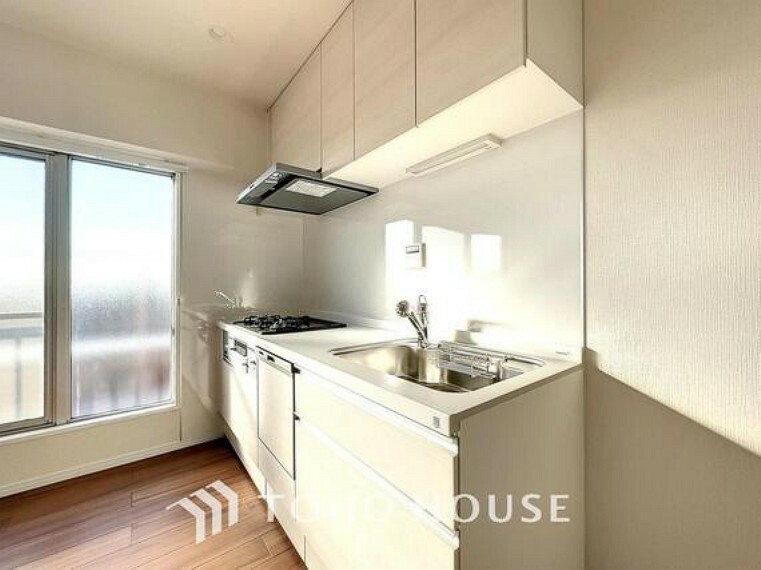 「壁付けキッチン仕様」リビングのスペースを広く取れる壁付けキッチン。家事の動線を考えるとキッチンの後ろにすぐダイニングテーブルを配置することができて便利ですね。