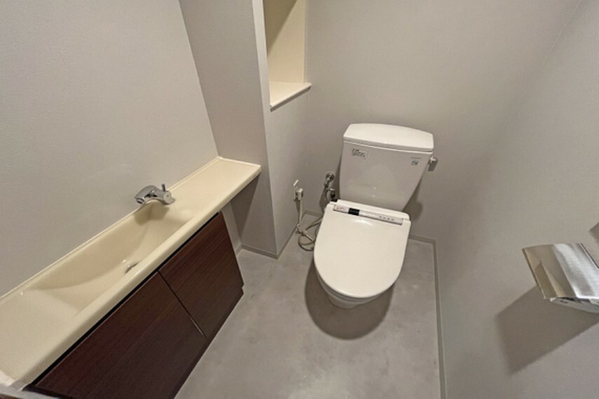 トイレ 【トイレ】白を基調とした、シンプルな造りです。手洗い場が取り付けられているため、使いやすいです。