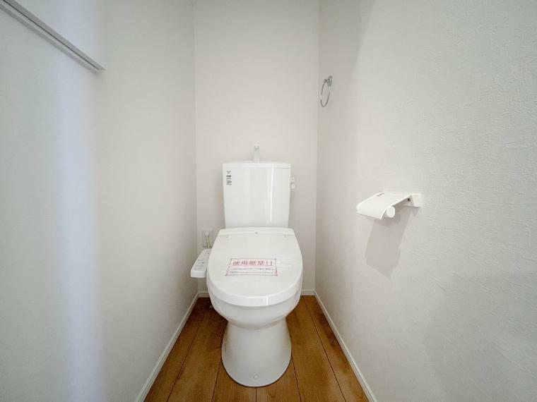 トイレ 【Toilet】（1号棟）トイレ・ウォシュレット付。快適で衛生的な洗浄機能付温水シャワートイレです。