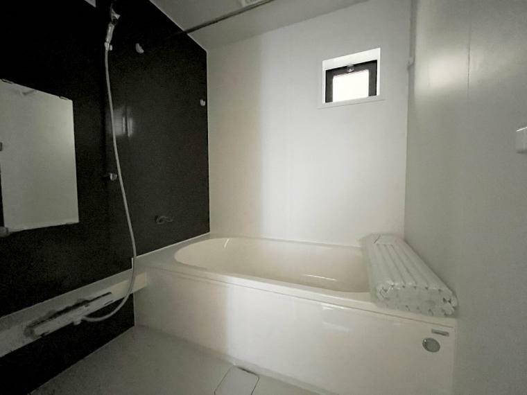 浴室 【Bathroom】 （2号棟）1日の疲れを癒すバスルームは、心地よいリラックスを叶える清潔感溢れる美しい空間。