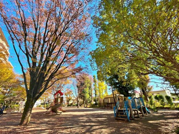 公園 西口中央公園 東久留米駅からすぐ近くの公園。とっても広々とした敷地に大きな木々が！　遊具はアスレチックタイプのものや、すべり台などが付いていて、楽しく遊べます！