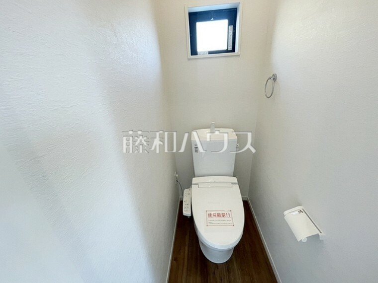 トイレ トイレはウォッシュレット付き、窓を設けた明るい空間で換気も可能　【練馬区大泉町3丁目】
