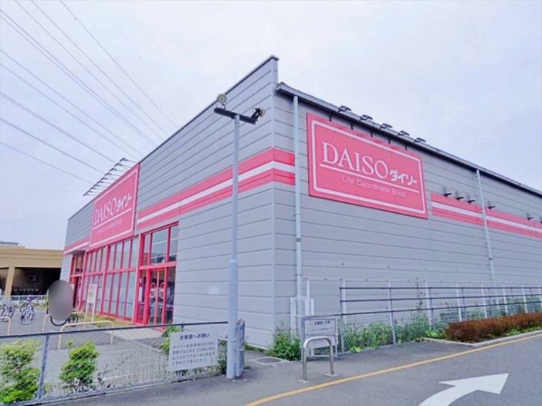 ショッピングセンター ダイソー川越新宿店 駐車場が広く、車での来店も可能です。生活用品など様々な商品が揃っています。