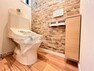 トイレ ～Toilet～毎日使う場所だからこそ、お手入れやお掃除が簡単なシンプルなデザインを採用しました。壁面に棚がございますのですっきり収納させることができます。