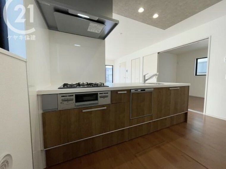 キッチン キッチンワークに大切な収納と機能性を兼ね備えた対面式キッチン。夫婦揃ってキッチンに立っても調理がしやすく、ゆとりある広さです。
