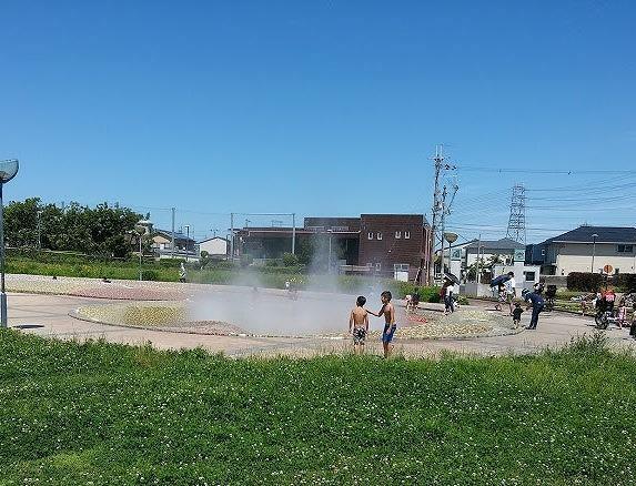 公園 【新町南公園】 徒歩13分。園内には噴水があり、水遊びをして楽しめます。芝生広場や複合遊具、砂場、ミニバスケットコートなどが設置されています。