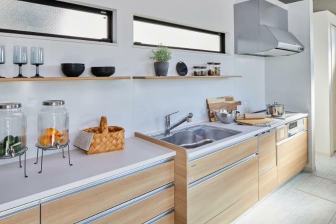 同仕様写真（内観） 【KITTO松原西モデルハウス】 ゆとりあるワークトップが魅力のシステムキッチン。休日はご家族で料理を楽しめます。食洗機など多彩な設備を搭載。