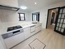 キッチン 建具のデザインが印象的、ホワイトとブラックのコントラストが美しい