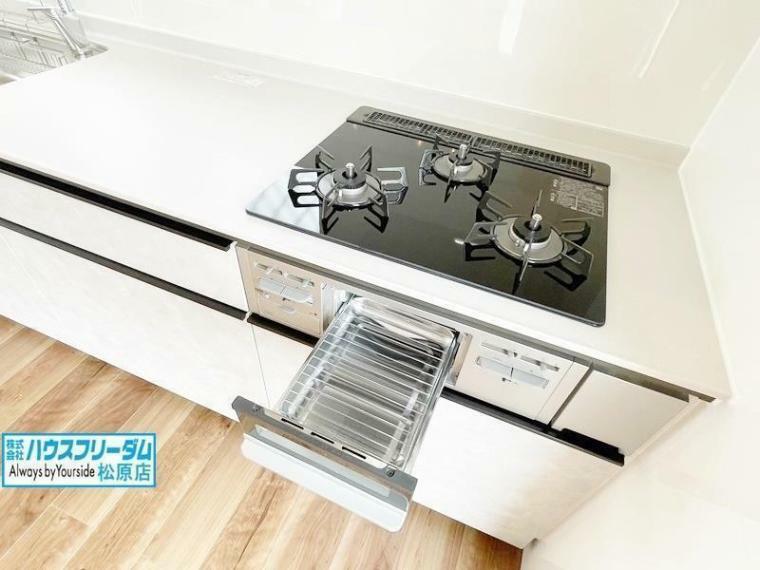 キッチン キッチン 3口ガスコンロは同時に調理ができて便利です！
