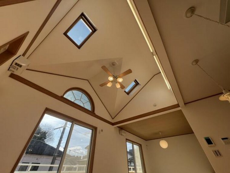 居間・リビング リビングは勾配天井＆天窓によって開放感のある明るい空間です！