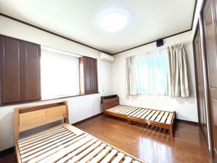 2面採光を確保した1F寝室は、明るく風通しも良く、大変居心地の良い空間となっております。
