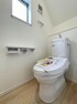 同仕様写真（内観） トイレットペーパーや掃除用品もスッキリ片付く収納スペース付きのトイレ