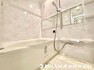 浴室 人工大理石調のアクセントパネルを使用し、高級感のあるバスルーム！