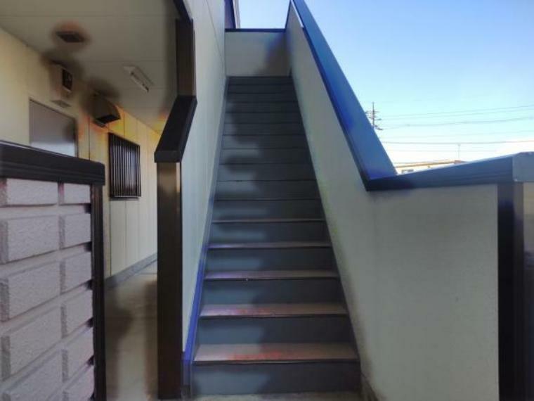 【共用部階段】お部屋の外の階段の写真です。建物の住民が通行する場所です。