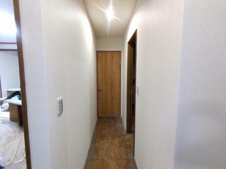 【リフォーム中/廊下】廊下もクロス貼替、フロアタイル上張り、照明交換を行っております。