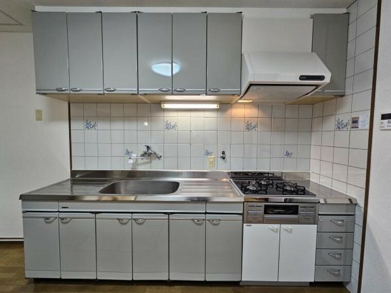 ダイニングキッチン 直線的な動線で作業がしやすい壁付け型キッチンを採用！
