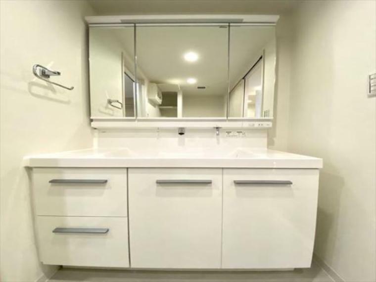 洗面化粧台 三面鏡の裏は機能的な収納を配置。コンセントも付いているため電動シェーバーや、電動歯ブラシも収納できます。