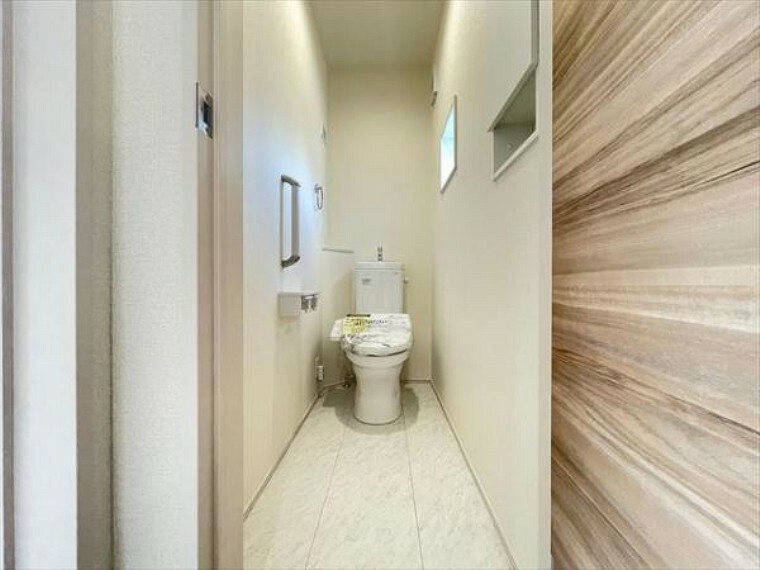 トイレ 毎日使う場所だからこそ、使い勝手を考慮しました。白を基調に、飽きのこない空間は質感豊かな仕上がりとなっております。（2024.03.04撮影）