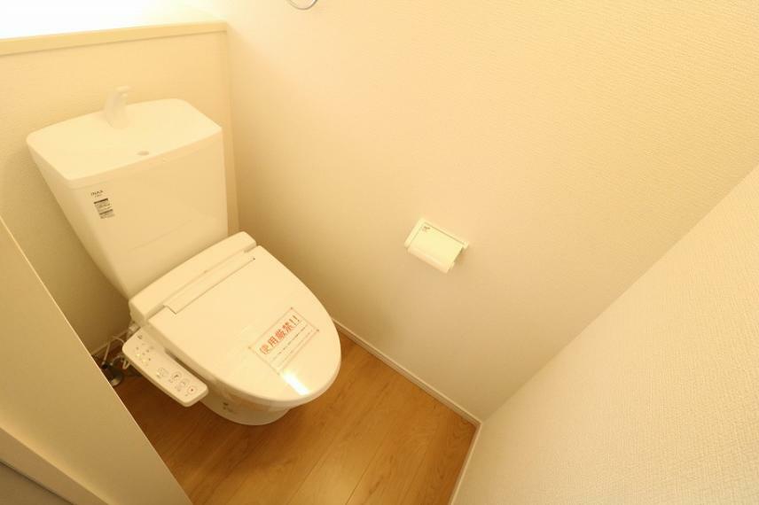 トイレ 白でまとめた清潔感のあるトイレ