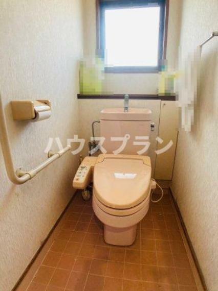 トイレ 窓があるので換気ができる清潔感のあるトイレ。快適な温水洗浄便座付きで、清潔さと快適さを両立します。また手摺付きでお子様や高齢の方でも安全で使いやすいトイレです。