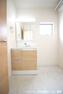 洗面化粧台 ゆとりの洗面スペースで朝の身支度もスムーズに。暮らしを快適に変えるシャワー付洗面台です。