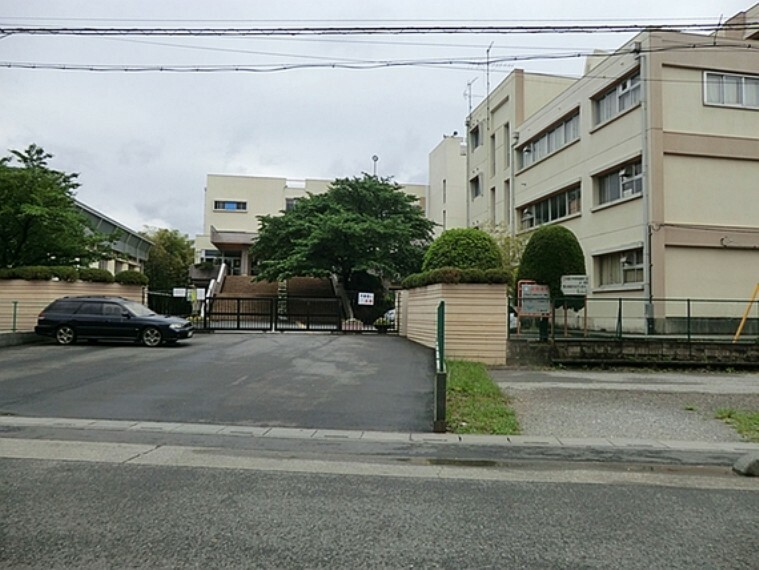 中学校 富士中学校（1020m）越谷市誕生後、初の新設中学校として昭和47年に発足。以来、生徒が使いやすく勉強しやすい環境に毎年変化し続けている。