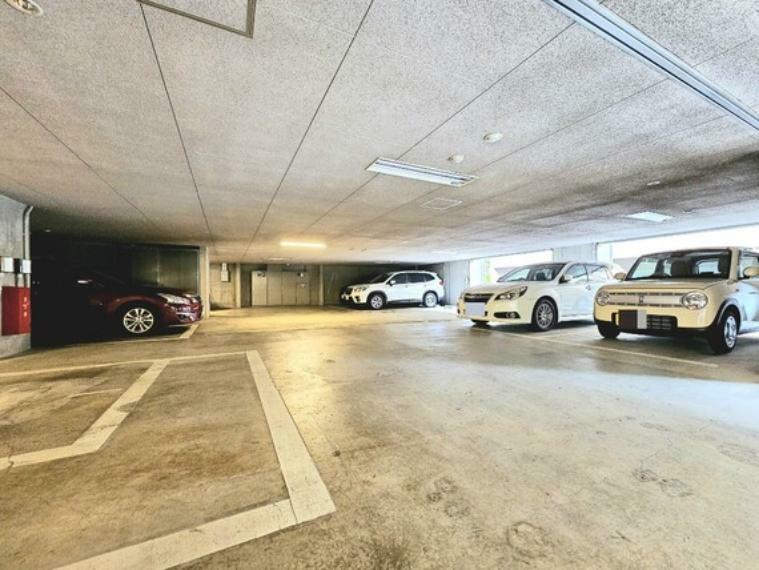 駐車場 駐車スペースも広く駐めやすくなっております。日々お使いのお車もストレスなく駐車できそうです。