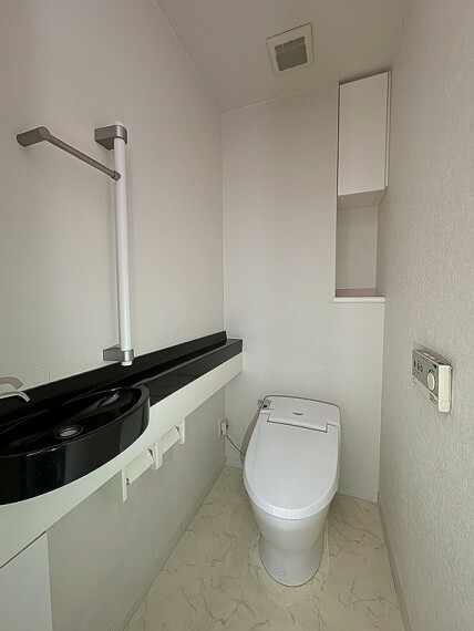 トイレ デザイン性・機能性の高いタンクレストイレを採用。手洗い器があり、清潔感を保てます。