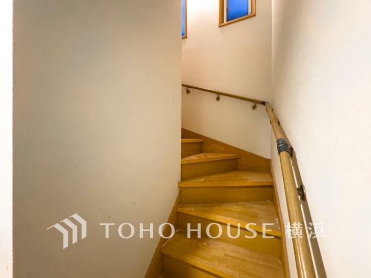 各フロアを結ぶ階段。集いの空間と一人の時間を楽しむプライベートルームをバランスよく繋いでいます。