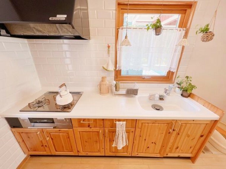 キッチン 全体的に木製の扉を使っており、暖かいイメージになっております。お手入れもしやすいシンクでキレイに使いやすいキッチン。