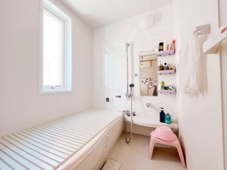 浴室 大きな窓付きで明るく換気もでき、清潔感のあるバスルーム。綺麗にお使いです。