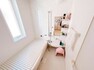 浴室 大きな窓付きで明るく換気もでき、清潔感のあるバスルーム