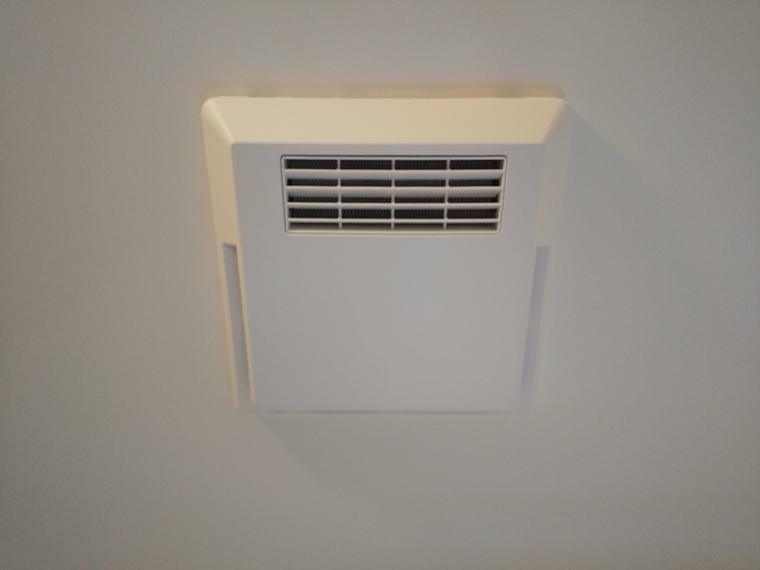 冷暖房・空調設備 浴室暖房乾燥機付きで寒い季節もヒャッっとしないあたたかな快適空間へ。 操作は洗面室のリモコンから行います。
