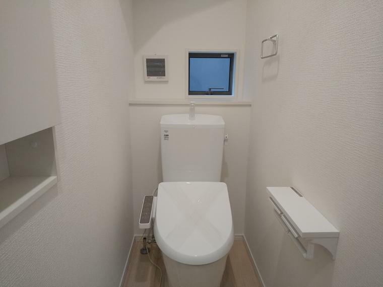 トイレ お手入れしやすいシンプルデザインのトイレは1階・2階共に完備しております。 ストック品をそれぞれ管理しやすい3段の壁面収納棚をご用意しております。