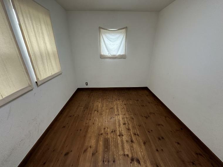 1階の洋室の写真です。お子様のお部屋にちょうどいいですね！