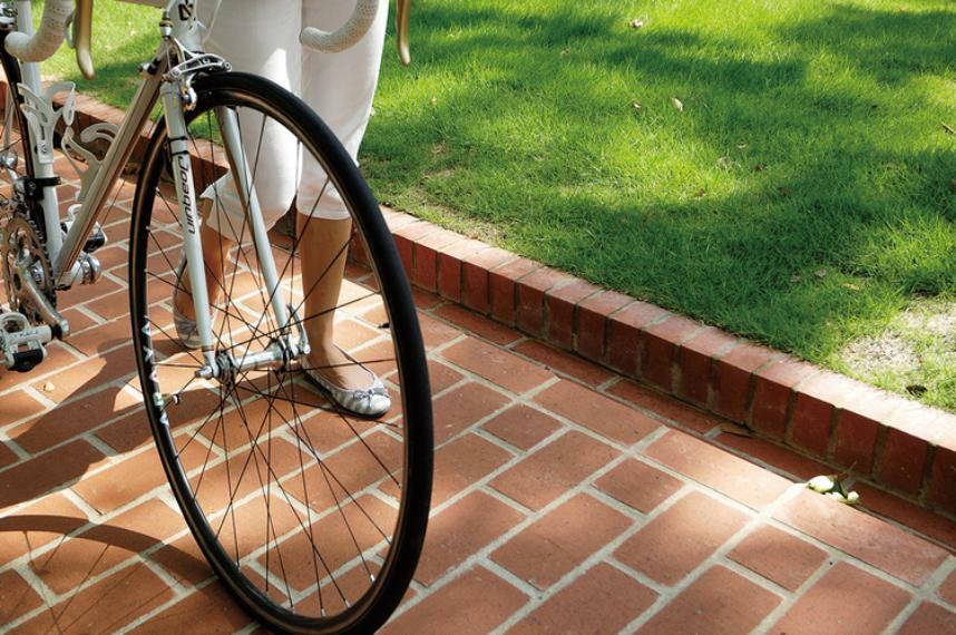 庭 サイクルスペース  ちょっとした移動にも便利な自転車スペースを確保しています。