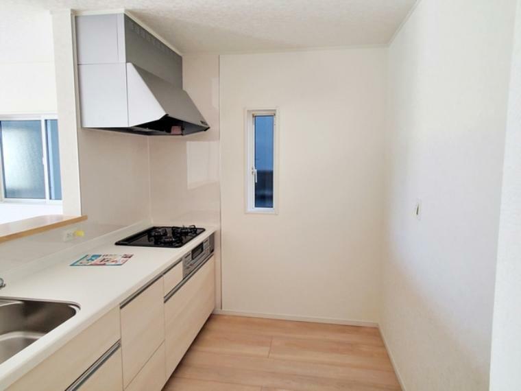 キッチン キッチン裏は冷蔵庫や食器棚を置くのに十分なスペースを確保
