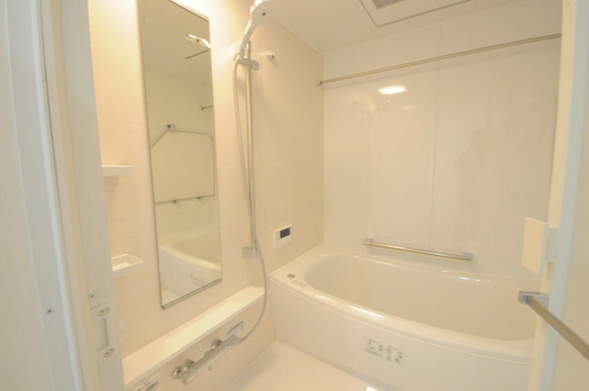 浴室 白を基調にした清潔感のあるユニットバスです。