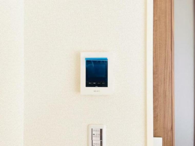 TVモニター付きインターフォン 映像と音声で玄関先の様子をチェックできるモニター付インターホン。