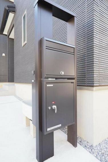 ■設備■　郵便ポストの他に、便利な宅配ボックスを設置。裏側には屋外水栓も設置されております