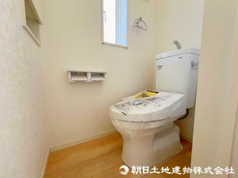 トイレ 1階・2階にシャワートイレをご用意！フローリング張りの明るく快適な空間です！
