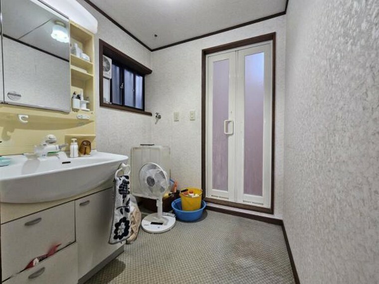 洗濯機を配置しても十分なスペースを確保した設計の洗面室！