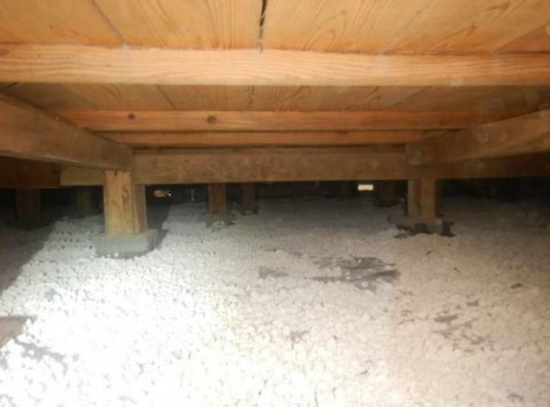 【床下撮影】中古住宅の3大リスクである、雨漏り、主要構造部分の欠陥や腐食、給排水管の漏水や故障を2年間保証します。その前提で床下まで確認の上でリフォームし、シロアリの被害調査と防除工事もおこないます。