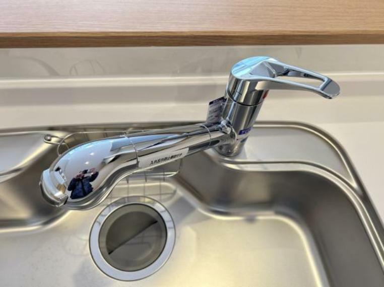 【リフォーム済】キッチンの水栓金具はノズルが伸びてシンクのお手入れもラクラクです。水栓本体には浄水機能が内蔵されていて、おいしいお水をつくります。