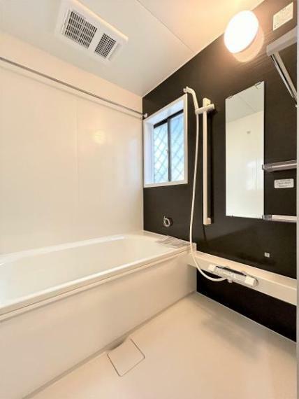 浴室 【リフォーム中】お風呂はハウステック製のユニットバスに変更いたします。ユニットバスは新品に交換します。浴槽は大人も足を伸ばしてゆったり浸かれる広さです。
