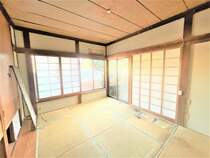 【内装リフォーム中1/21更新】1階和室を撮影いたしました。畳の和める空間がひとつはあるとうれしいですね。大きな窓が南側に二面ございますので日当たり良好です。