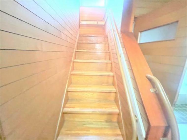 【内外装リフォーム中3/29更新】階段写真を撮影いたしました。手すりが既存でございますので小さなお子様やご年配の方も上り下り安心です。滑り止め設置予定です。