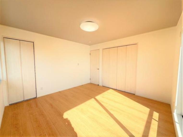 【リフォーム済】2階8帖洋室を撮影しました。床はフローリング貼り、天井壁はクロス貼替を行いました。お子様のお部屋にいかがですか。
