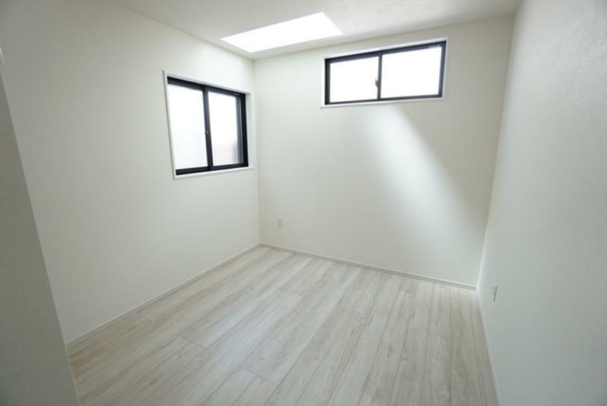 1階約6帖の洋室。家具を選ばないナチュラルな色合いの壁紙とフローリングです。